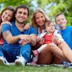 foto de una familia con 3 niños en un parque